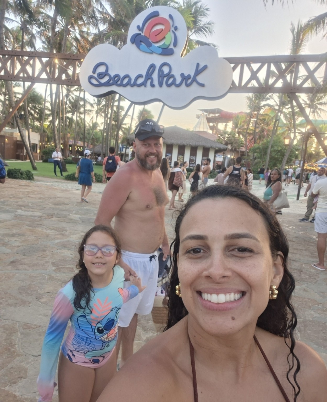 Larissa com Rafael e Ana Helena em uma viagem em família ao Beach Park